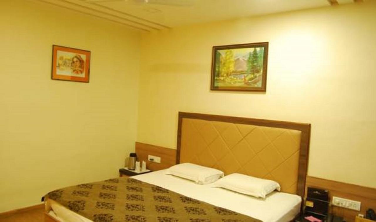Hotel Savera Palace Mount Abu Buitenkant foto
