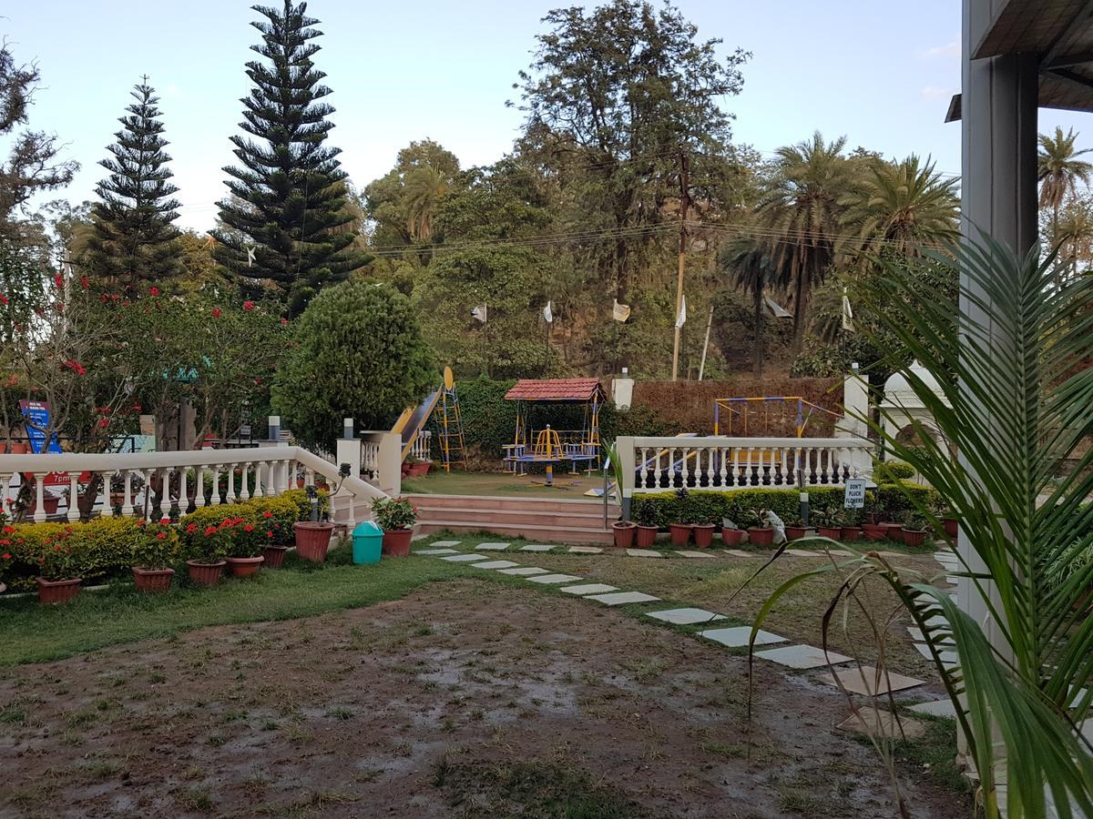 Hotel Savera Palace Mount Abu Buitenkant foto