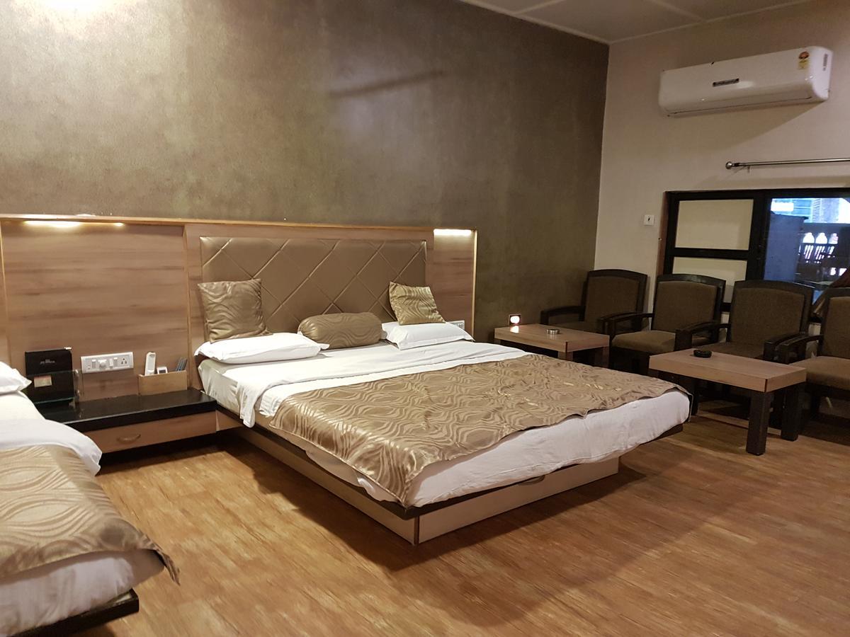 Hotel Savera Palace Mount Abu Buitenkant foto